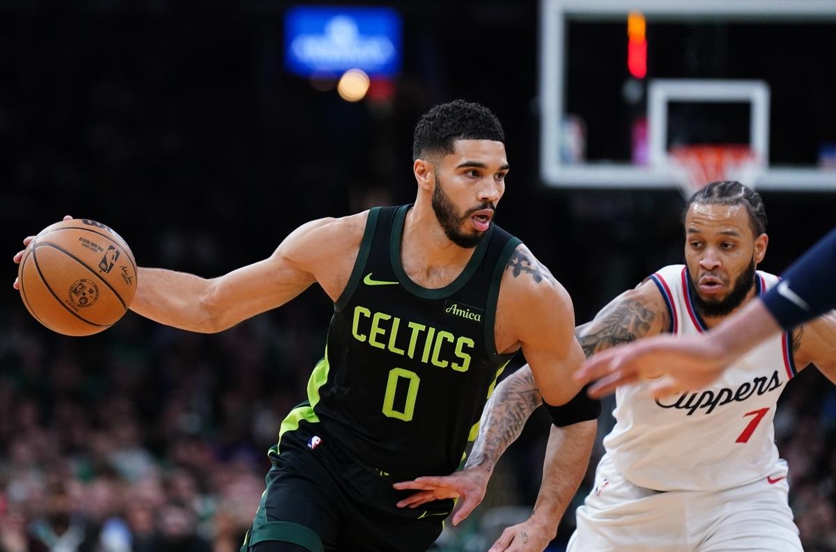 塔图姆迎来十五赛季出色发挥,曼联观众热烈欢呼! 塔图姆迎来十五赛季出色发挥,曼联观众热烈欢呼!